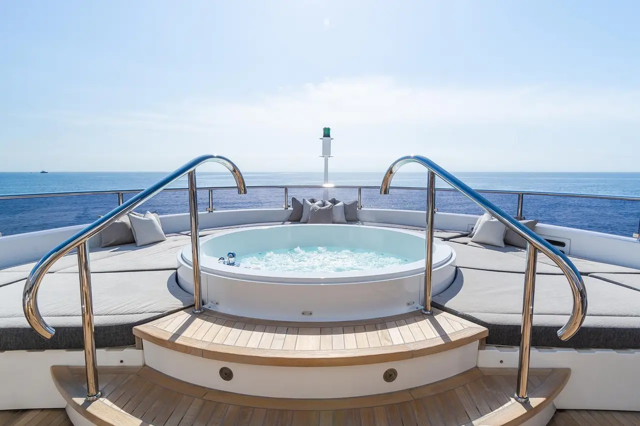 Thumper, extérieur — Luxury Yachts St. Tropez, Saint-Tropez. Grand loa, allure rapide, cap sur les îles d'Hyères