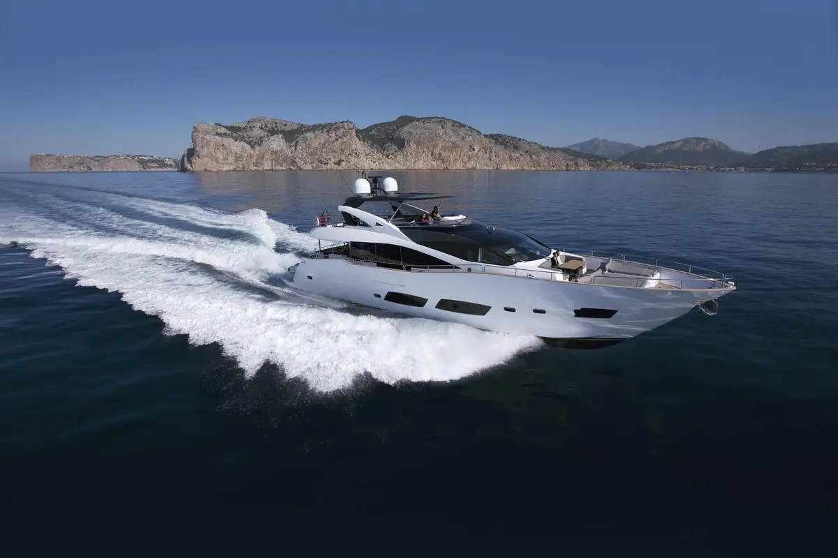 Sunseeker 28, exterior — Luxury Yachts St. Tropez, Saint-Tropez. Cuatro camarotes, cubierta amplia, atardeceres frente al golfo