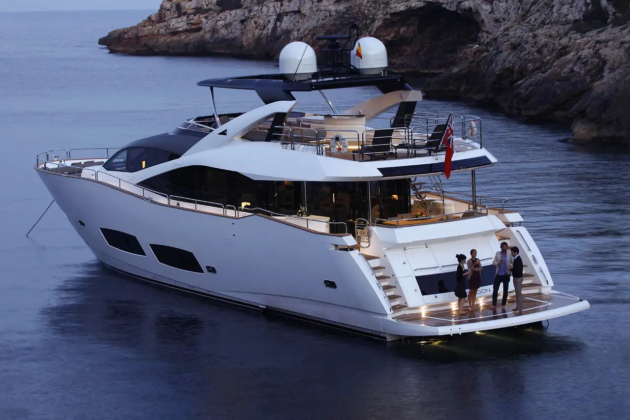 Sunseeker 28, exterior — Luxury Yachts St. Tropez, Saint-Tropez. Cuatro camarotes, cubierta amplia, atardeceres frente al golfo