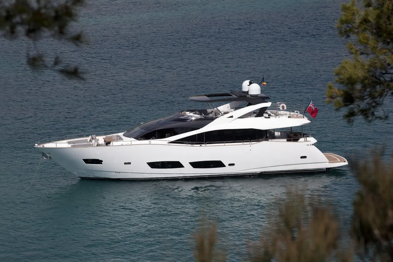 Sunseeker 28, cubierta principal — Luxury Yachts St. Tropez, Saint-Tropez. Cuatro camarotes, cubierta amplia, atardeceres frente al golfo
