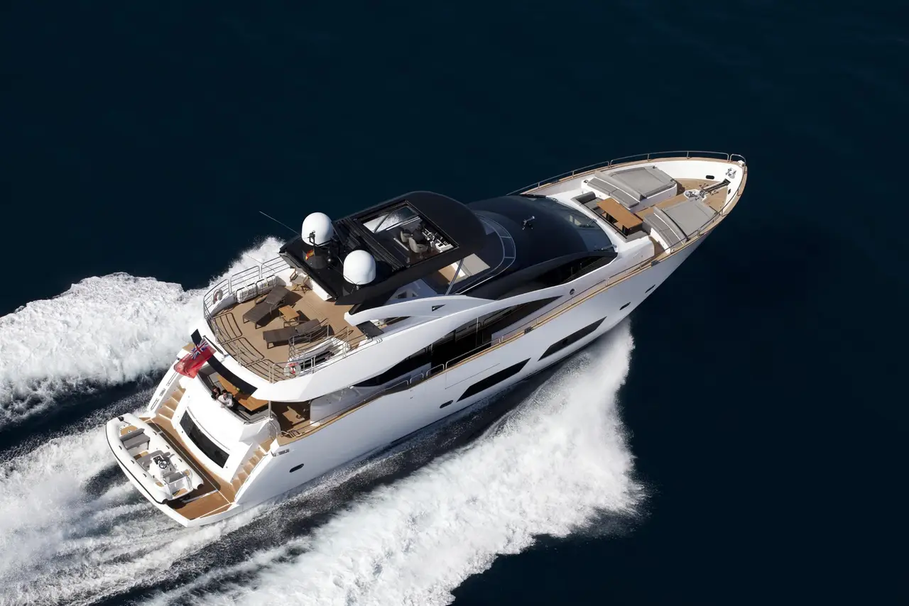 Sunseeker 28, cubierta de popa — Luxury Yachts St. Tropez, Saint-Tropez. Cuatro camarotes, cubierta amplia, atardeceres frente al golfo