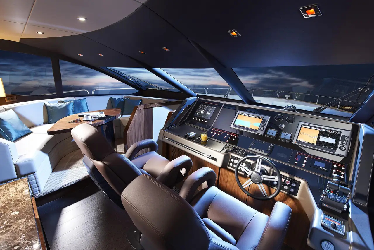 Sunseeker 28, salón — Luxury Yachts St. Tropez, Saint-Tropez. Cuatro camarotes, cubierta amplia, atardeceres frente al golfo