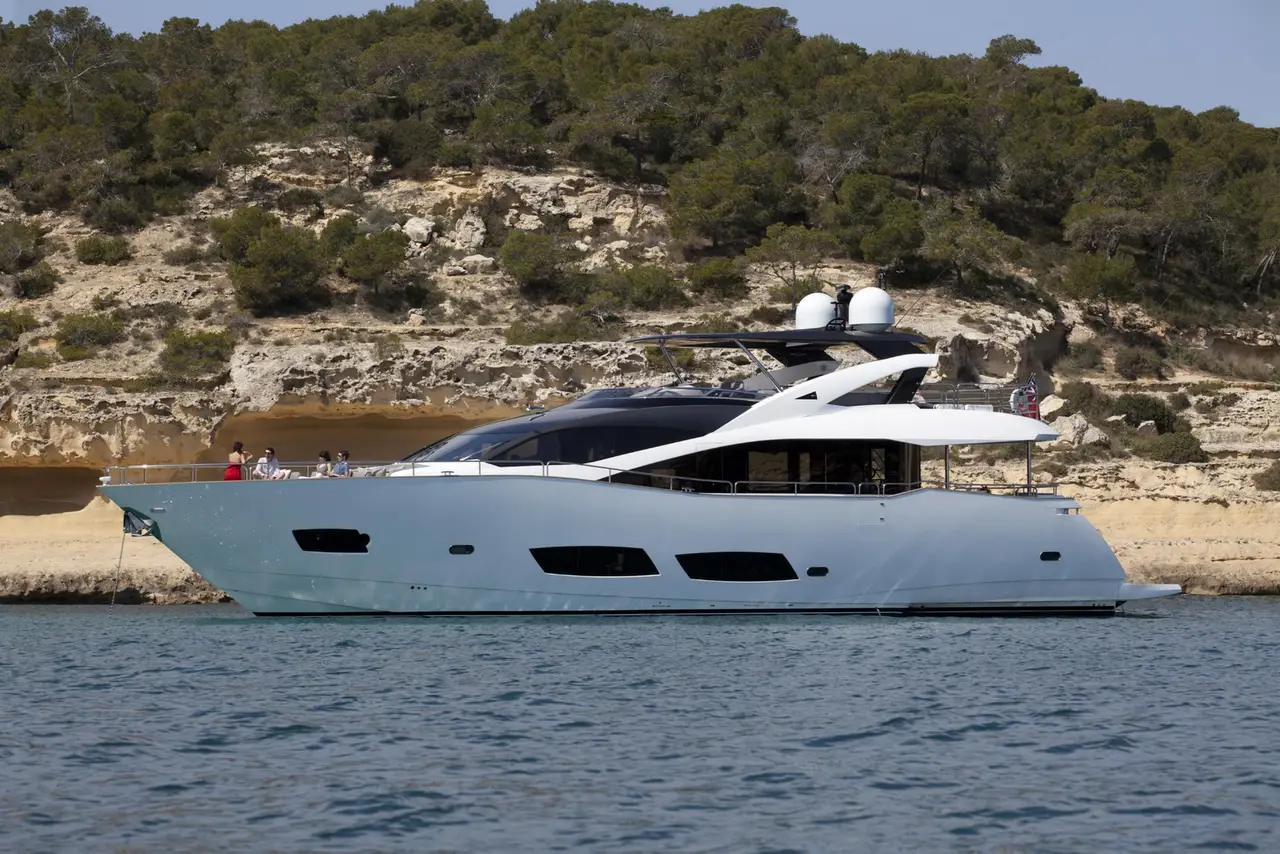 Sunseeker 28, camarote principal — Luxury Yachts St. Tropez, Saint-Tropez. Cuatro camarotes, cubierta amplia, atardeceres frente al golfo