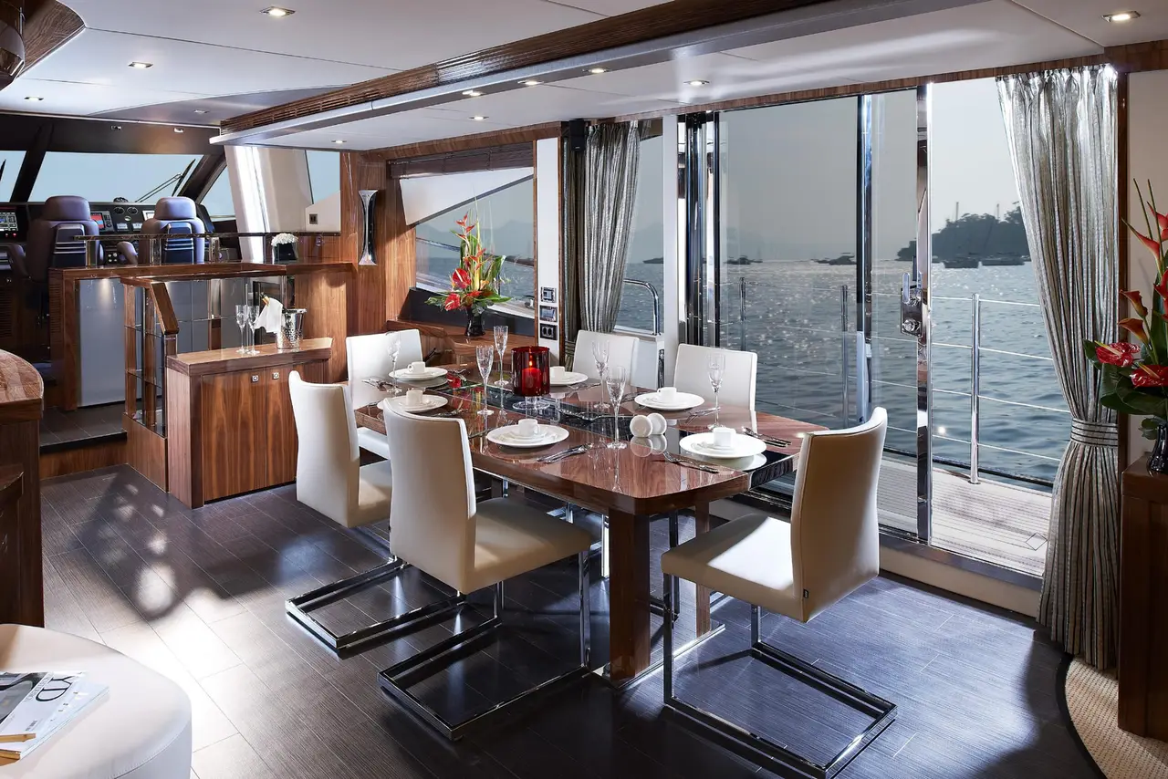 Sunseeker 28, flybridge — Luxury Yachts St. Tropez, Saint-Tropez. Cuatro camarotes, cubierta amplia, atardeceres frente al golfo