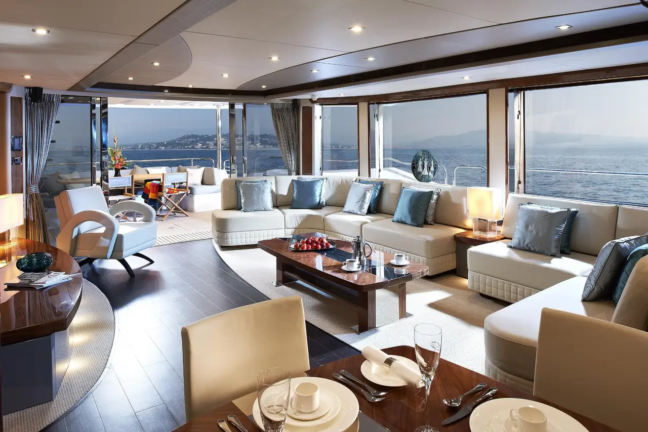 Sunseeker 28, exterior — Luxury Yachts St. Tropez, Saint-Tropez. Cuatro camarotes, cubierta amplia, atardeceres frente al golfo
