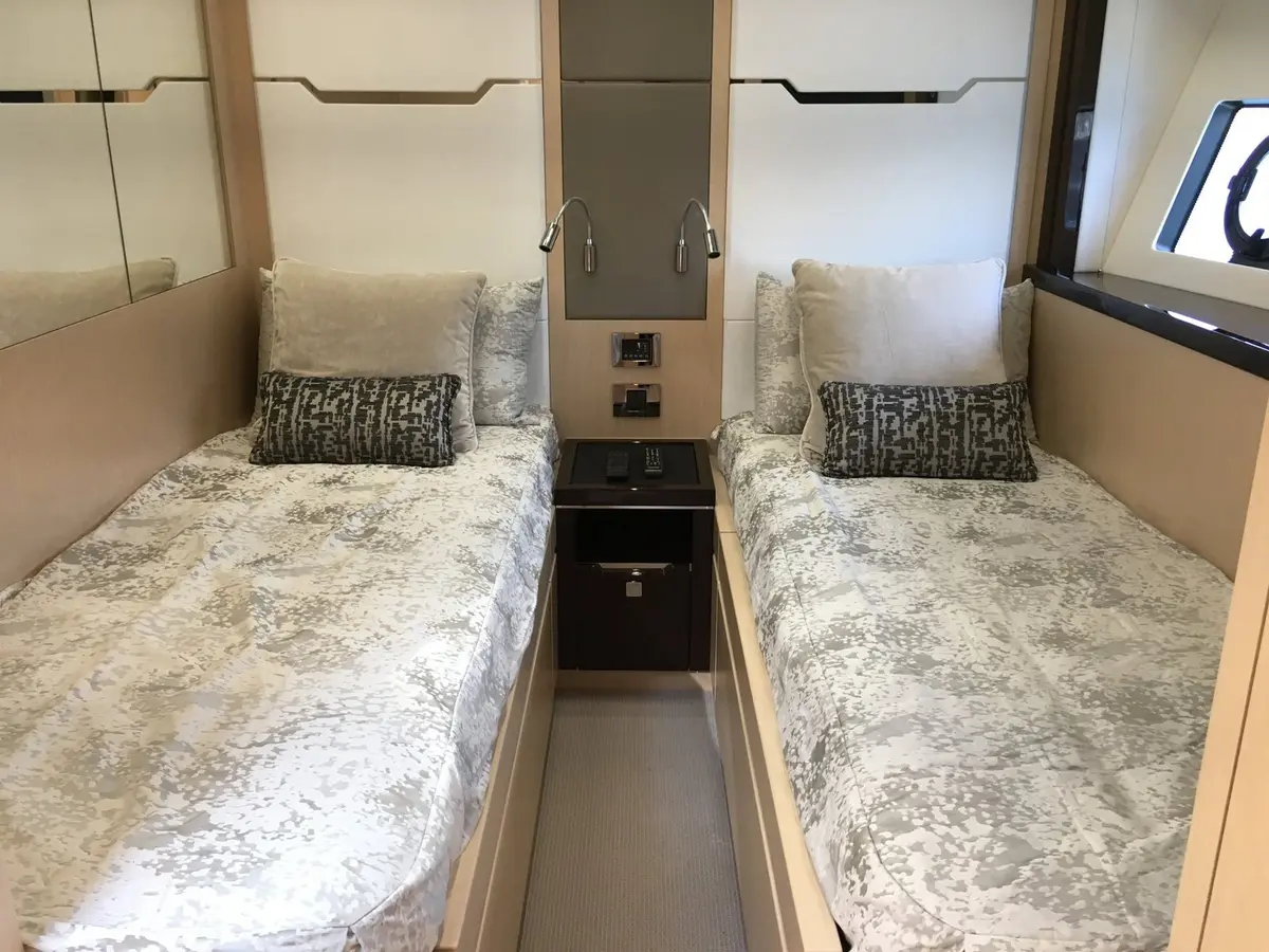 Sunseeker 68, extérieur — Luxury Yachts St. Tropez, Saint-Tropez. De Pampelonne à Cap Taillat en une après-midi