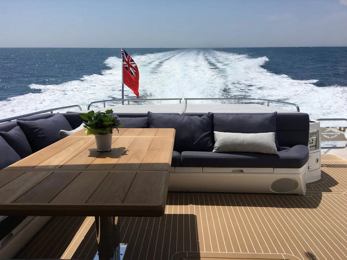 Sunseeker 68, pont arrière — Luxury Yachts St. Tropez, Saint-Tropez. De Pampelonne à Cap Taillat en une après-midi