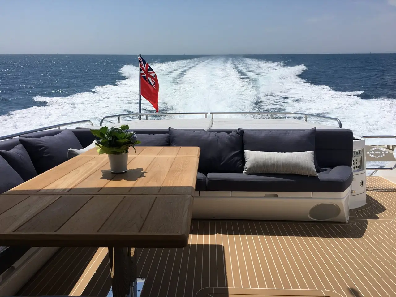 Sunseeker 68, pont arrière — Luxury Yachts St. Tropez, Saint-Tropez. De Pampelonne à Cap Taillat en une après-midi