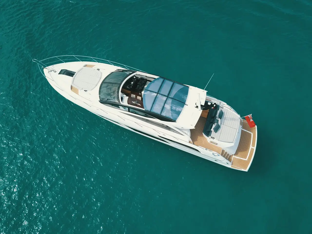 Sunseeker 68, salon — Luxury Yachts St. Tropez, Saint-Tropez. De Pampelonne à Cap Taillat en une après-midi
