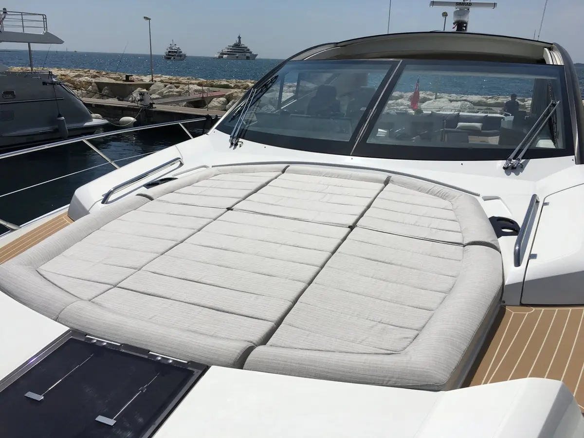 Sunseeker 68, cabine principale — Luxury Yachts St. Tropez, Saint-Tropez. De Pampelonne à Cap Taillat en une après-midi