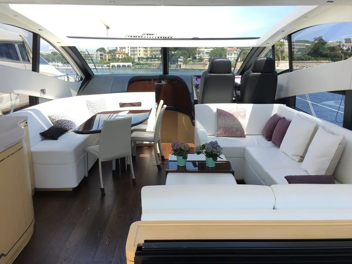 Sunseeker 68, flybridge — Luxury Yachts St. Tropez, Saint-Tropez. De Pampelonne à Cap Taillat en une après-midi