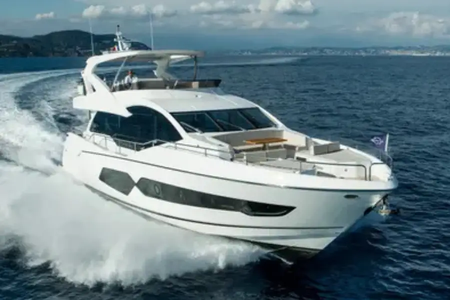Sunseeker 76 — Luxury Yachts St. Tropez, Saint-Tropez. De la Gulf à Pampelonne, allure rapide et discrète