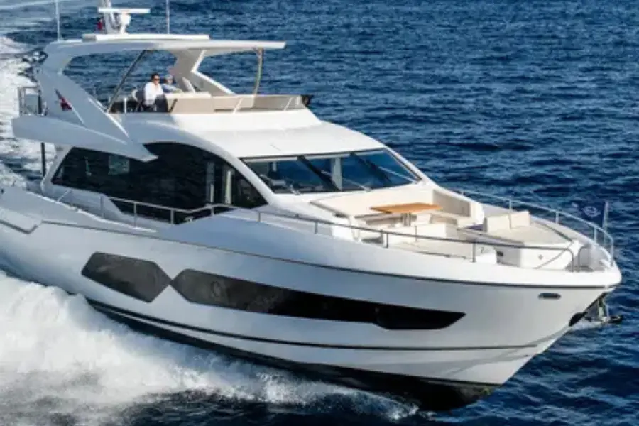 Sunseeker 76, extérieur — Luxury Yachts St. Tropez, Saint-Tropez. De la Gulf à Pampelonne, allure rapide et discrète