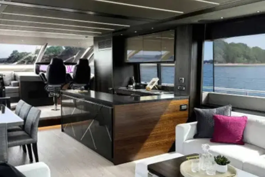 Sunseeker 76, pont principal — Luxury Yachts St. Tropez, Saint-Tropez. De la Gulf à Pampelonne, allure rapide et discrète