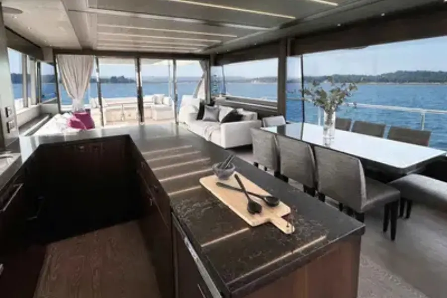Sunseeker 76, pont arrière — Luxury Yachts St. Tropez, Saint-Tropez. De la Gulf à Pampelonne, allure rapide et discrète