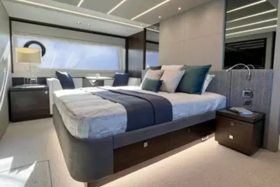 Sunseeker 76, cabine principale — Luxury Yachts St. Tropez, Saint-Tropez. De la Gulf à Pampelonne, allure rapide et discrète