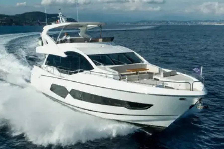Sunseeker 76, flybridge — Luxury Yachts St. Tropez, Saint-Tropez. De la Gulf à Pampelonne, allure rapide et discrète
