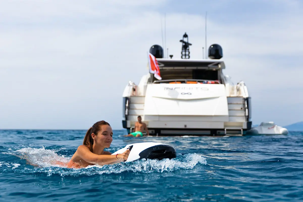 Sunseeker 76, extérieur — Luxury Yachts St. Tropez, Saint-Tropez. De la Gulf à Pampelonne, allure rapide et discrète