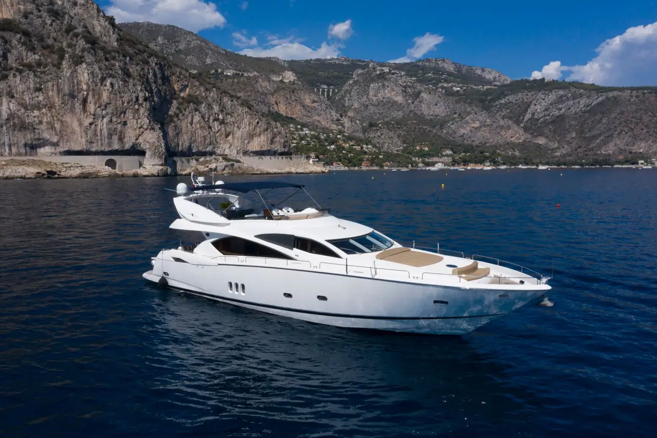 Sunseeker 82, extérieur — Luxury Yachts St. Tropez, Saint-Tropez. Vingt-six mètres pour un mouillage face à la ville