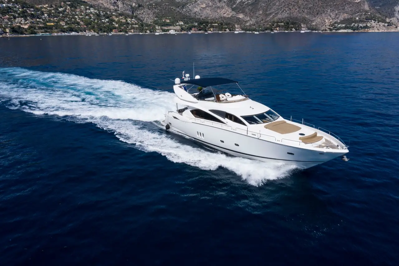 Sunseeker 82, pont principal — Luxury Yachts St. Tropez, Saint-Tropez. Vingt-six mètres pour un mouillage face à la ville