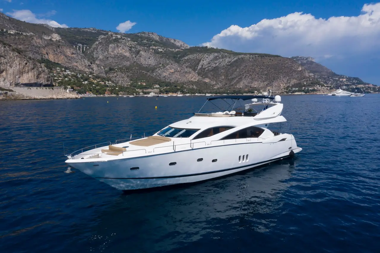 Sunseeker 82, pont arrière — Luxury Yachts St. Tropez, Saint-Tropez. Vingt-six mètres pour un mouillage face à la ville