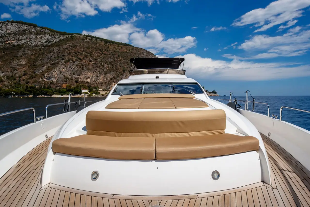 Sunseeker 82, salon — Luxury Yachts St. Tropez, Saint-Tropez. Vingt-six mètres pour un mouillage face à la ville