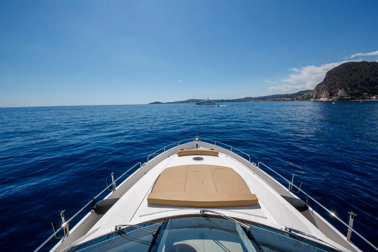 Sunseeker 82, cabine principale — Luxury Yachts St. Tropez, Saint-Tropez. Vingt-six mètres pour un mouillage face à la ville