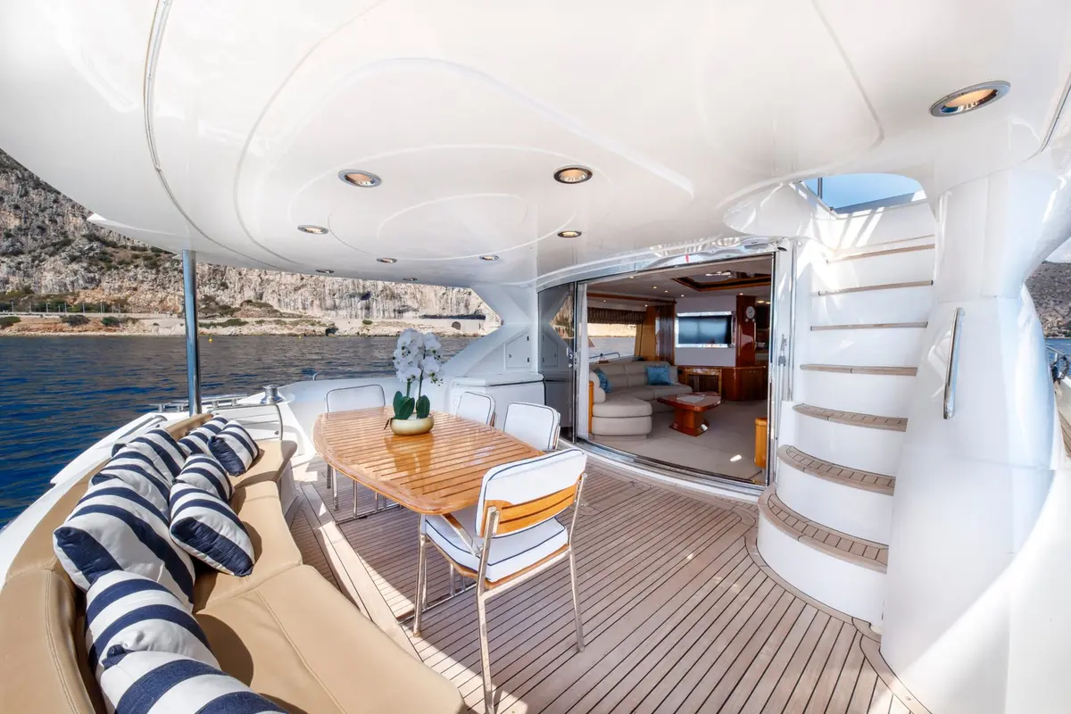 Sunseeker 82, flybridge — Luxury Yachts St. Tropez, Saint-Tropez. Vingt-six mètres pour un mouillage face à la ville