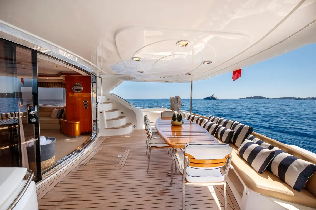 Sunseeker 82, extérieur — Luxury Yachts St. Tropez, Saint-Tropez. Vingt-six mètres pour un mouillage face à la ville