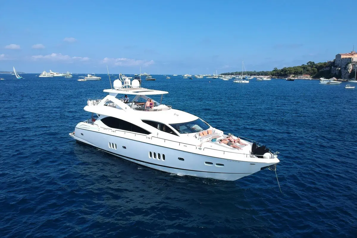 Sunseeker 88 — Luxury Yachts St. Tropez, Saint-Tropez. 27 mètres pour filer vers Pampelonne dès l'aube