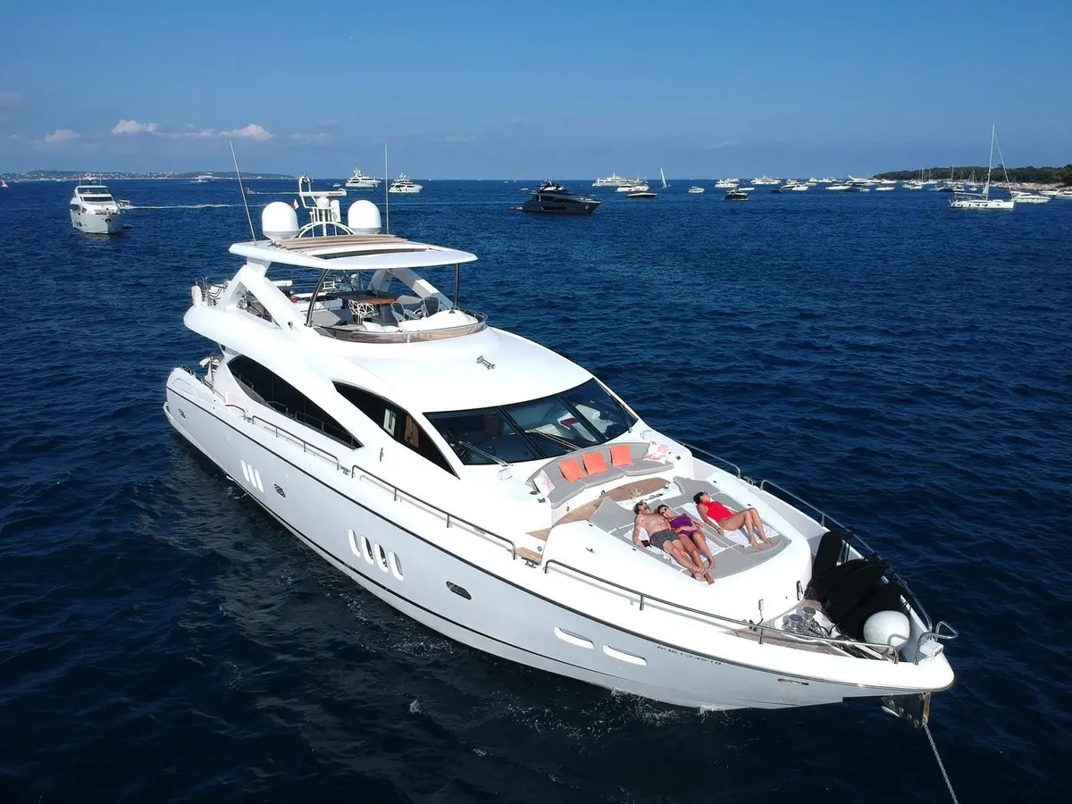 Sunseeker 88, extérieur — Luxury Yachts St. Tropez, Saint-Tropez. 27 mètres pour filer vers Pampelonne dès l'aube