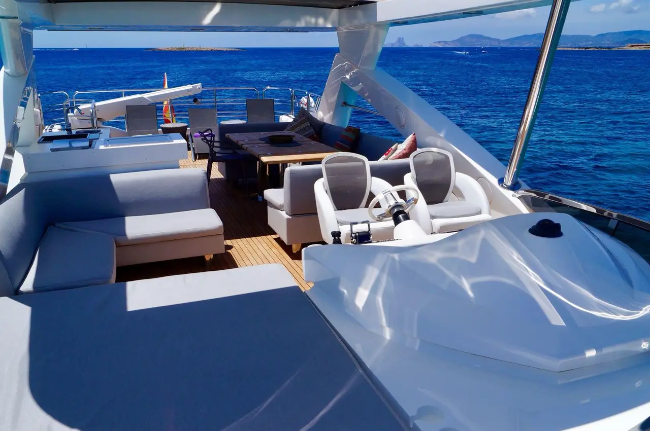 Sunseeker 88, pont arrière — Luxury Yachts St. Tropez, Saint-Tropez. 27 mètres pour filer vers Pampelonne dès l'aube
