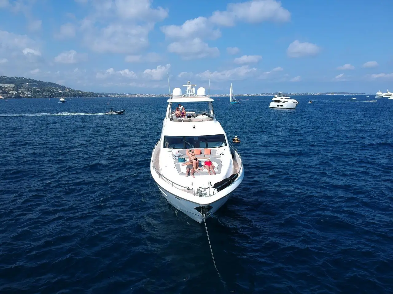 Sunseeker 88, salon — Luxury Yachts St. Tropez, Saint-Tropez. 27 mètres pour filer vers Pampelonne dès l'aube