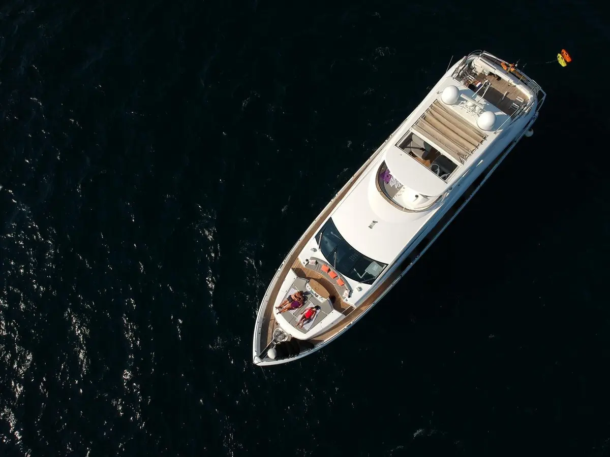 Sunseeker 88, cabine principale — Luxury Yachts St. Tropez, Saint-Tropez. 27 mètres pour filer vers Pampelonne dès l'aube