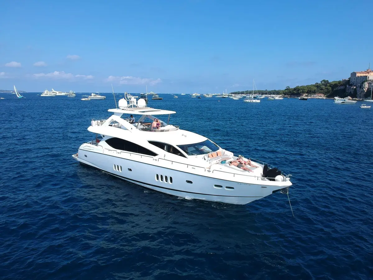 Sunseeker 88, flybridge — Luxury Yachts St. Tropez, Saint-Tropez. 27 mètres pour filer vers Pampelonne dès l'aube
