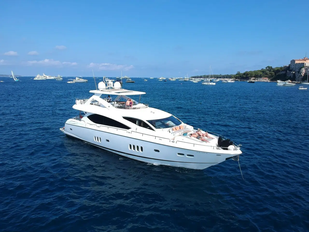 Sunseeker 88, flybridge — Luxury Yachts St. Tropez, Saint-Tropez. 27 mètres pour filer vers Pampelonne dès l'aube