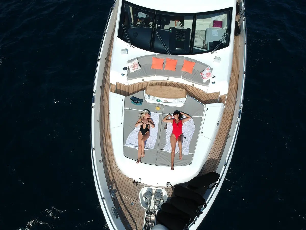 Sunseeker 88, extérieur — Luxury Yachts St. Tropez, Saint-Tropez. 27 mètres pour filer vers Pampelonne dès l'aube