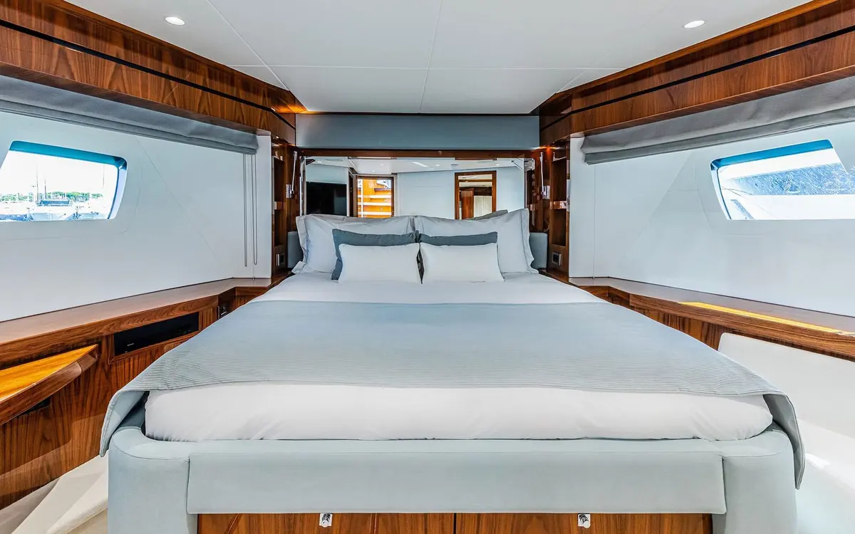 Sunseeker 90, flybridge — Luxury Yachts St. Tropez, Saint-Tropez. Low-slung deck living for a Pampelonne sunset run