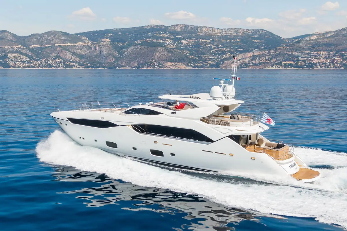 Sunseeker 115 — Luxury Yachts St. Tropez, Saint-Tropez. Du Golfe à Pampelonne, 35 mètres taillés pour la vitesse