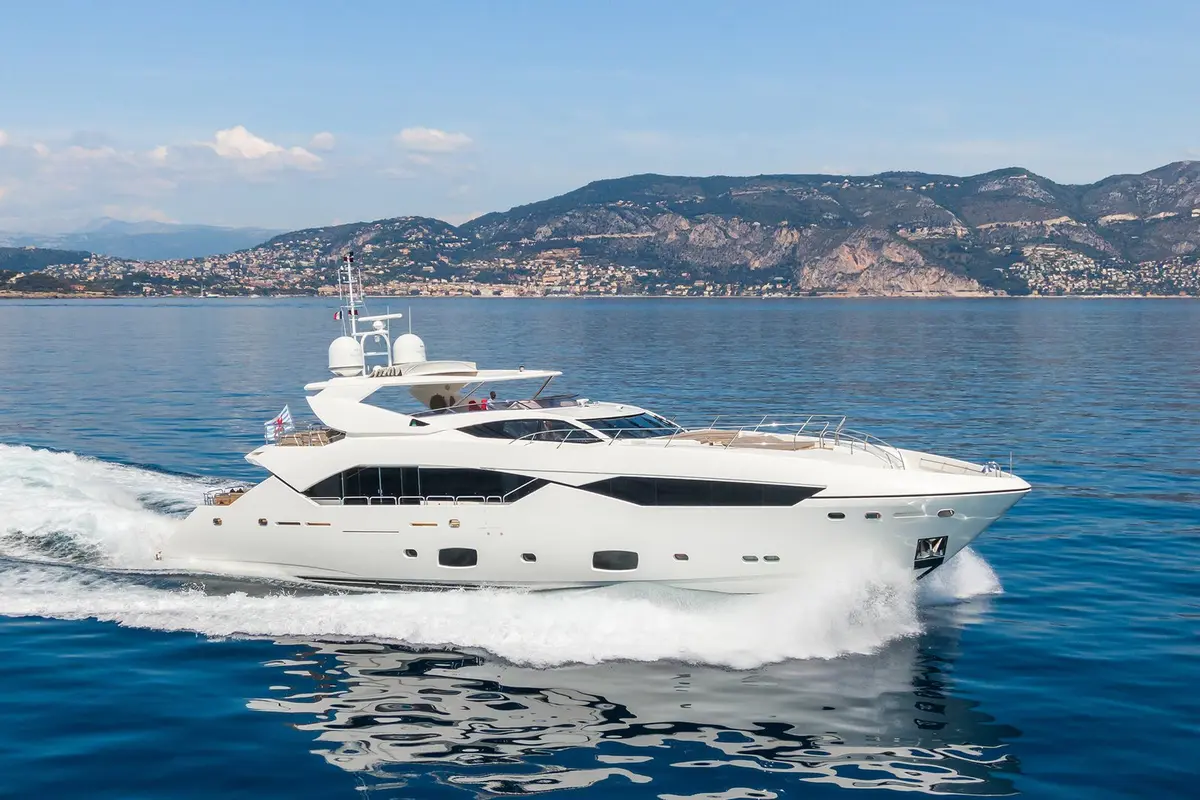 Sunseeker 115, extérieur — Luxury Yachts St. Tropez, Saint-Tropez. Du Golfe à Pampelonne, 35 mètres taillés pour la vitesse