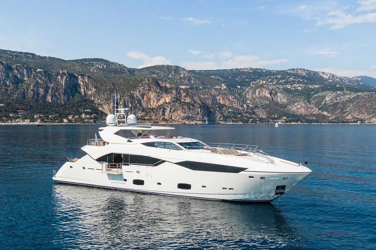 Sunseeker 115, pont principal — Luxury Yachts St. Tropez, Saint-Tropez. Du Golfe à Pampelonne, 35 mètres taillés pour la vitesse