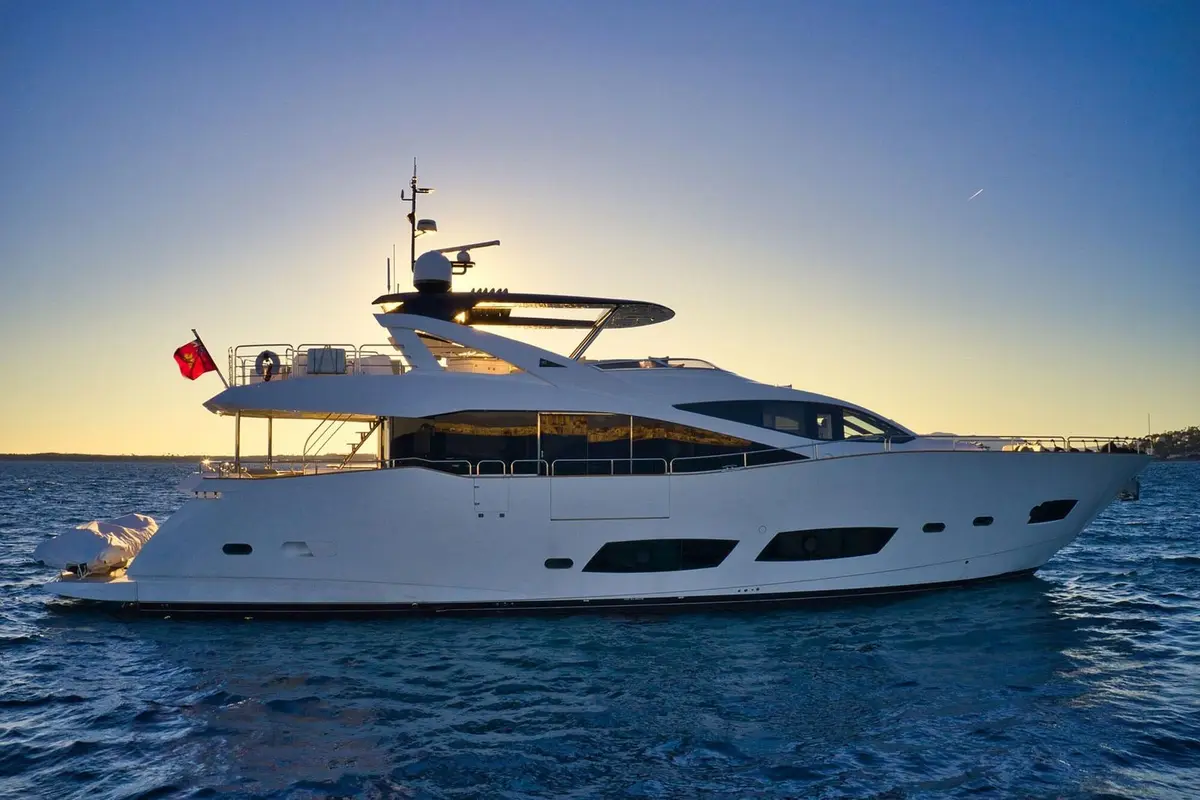 Sunseeker 95 — Luxury Yachts St. Tropez, Saint-Tropez. 29 mètres taillés pour filer vers les Îles d'Hyères