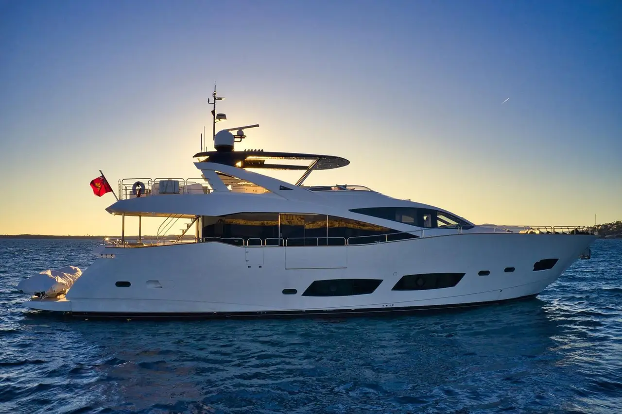 Sunseeker 95 — Luxury Yachts St. Tropez, Saint-Tropez. 29 mètres taillés pour filer vers les Îles d'Hyères