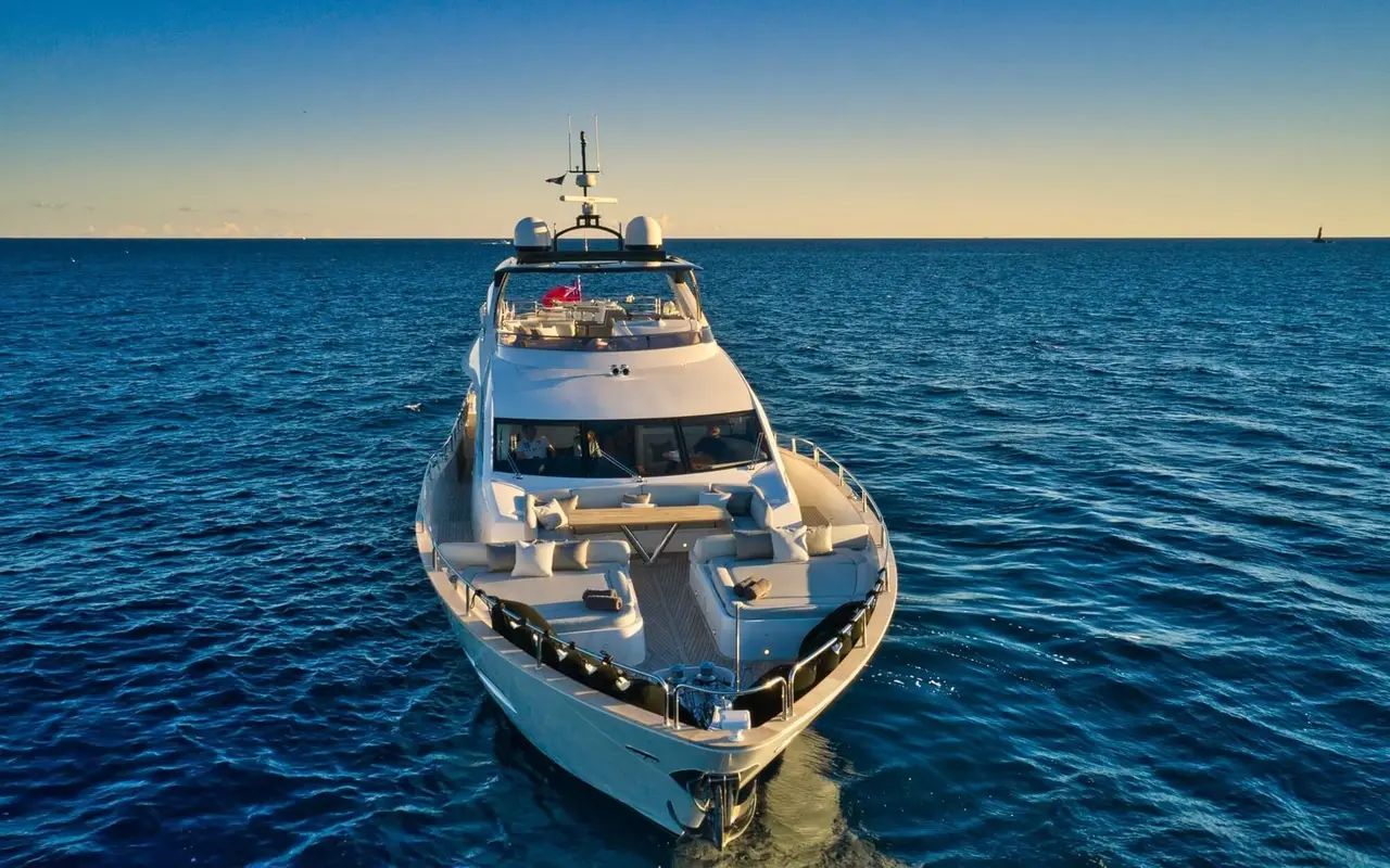 Sunseeker 95, pont principal — Luxury Yachts St. Tropez, Saint-Tropez. 29 mètres taillés pour filer vers les Îles d'Hyères