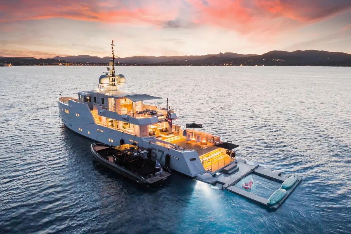 Tansu 40m — Luxury Yachts St. Tropez, Saint-Tropez. Cap sur les Îles d'Hyères, mouillage à deux pas de Pampelonne
