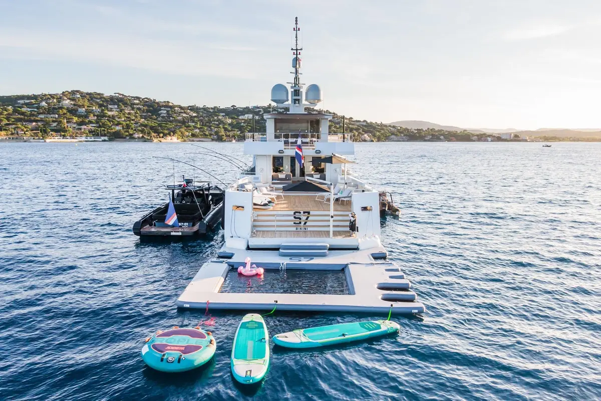 Tansu 40m, extérieur — Luxury Yachts St. Tropez, Saint-Tropez. Cap sur les Îles d'Hyères, mouillage à deux pas de Pampelonne