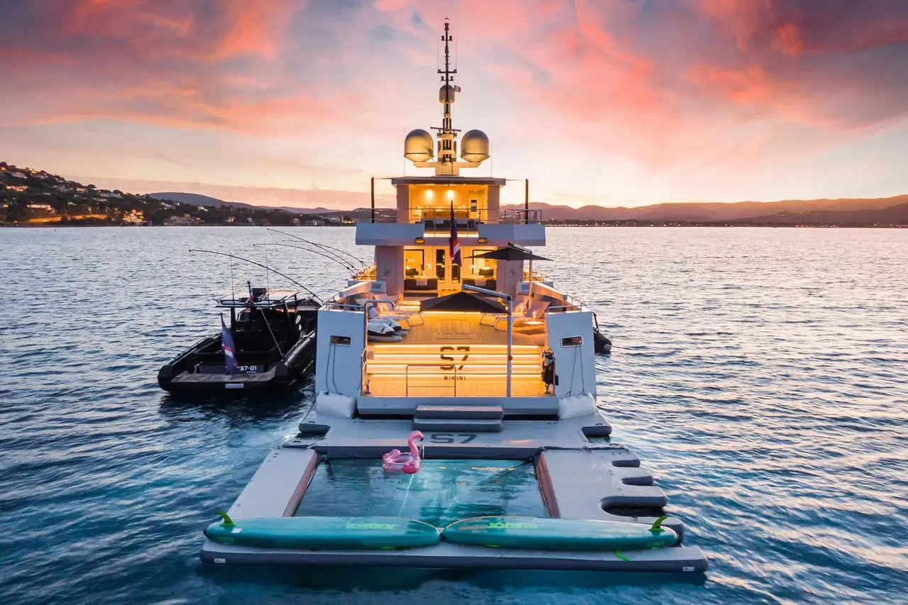Tansu 40m, pont principal — Luxury Yachts St. Tropez, Saint-Tropez. Cap sur les Îles d'Hyères, mouillage à deux pas de Pampelonne