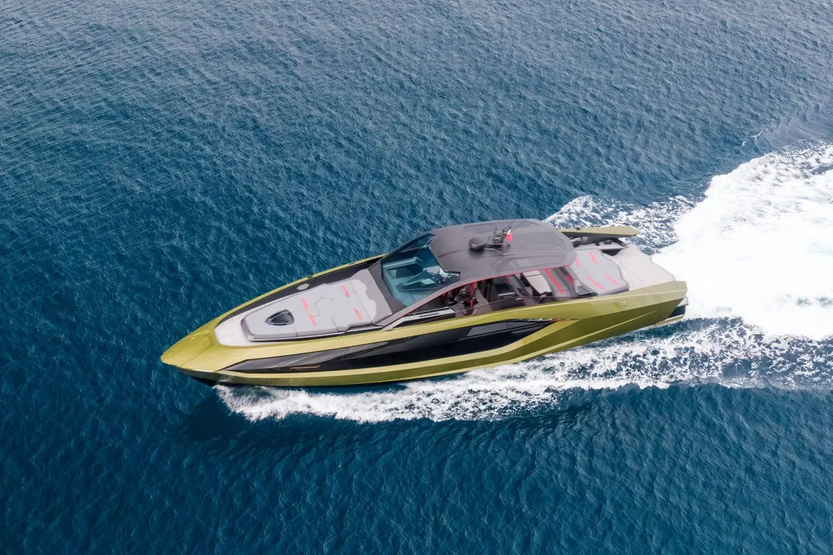 Lamborghini 63 — Luxury Yachts St. Tropez, Saint-Tropez. Ligne racée et vitesse pure vers Pampelonne l'après-midi