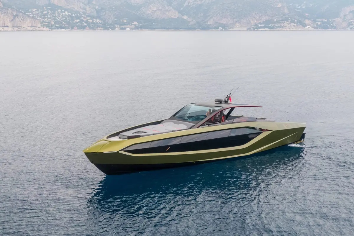 Lamborghini 63, extérieur — Luxury Yachts St. Tropez, Saint-Tropez. Ligne racée et vitesse pure vers Pampelonne l'après-midi