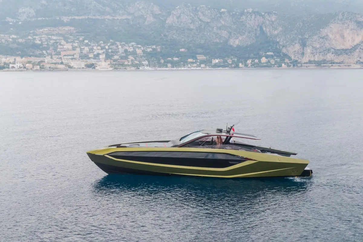 Lamborghini 63, pont principal — Luxury Yachts St. Tropez, Saint-Tropez. Ligne racée et vitesse pure vers Pampelonne l'après-midi
